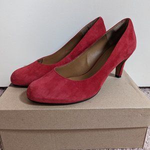Classic Clarks Pump in Red Suede